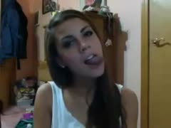 Strikingly pretty livecam model shows off her lengthy tongue
